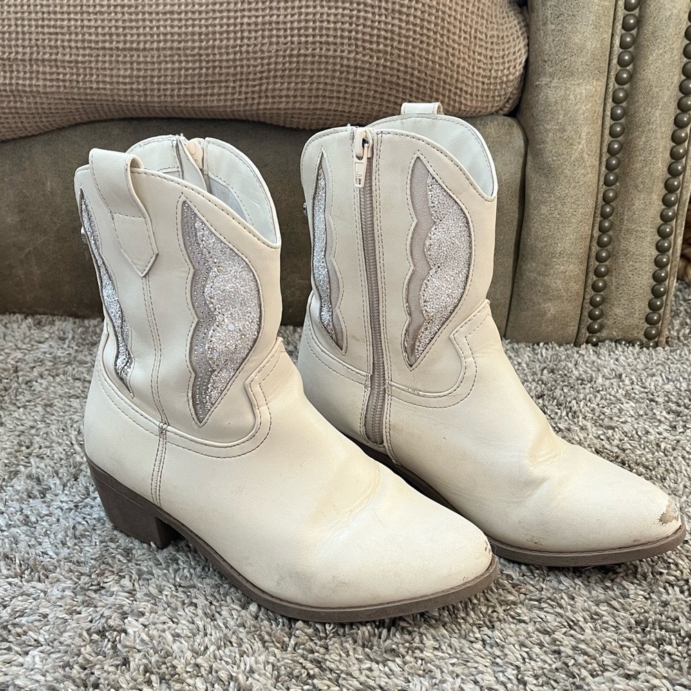 Stylish Cream Girls’ Boots with Glitter Details - Madden NYC - Sz 3